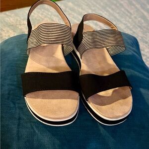 Never Worn LifeStride Black and Beige Elastic Strap Sandals